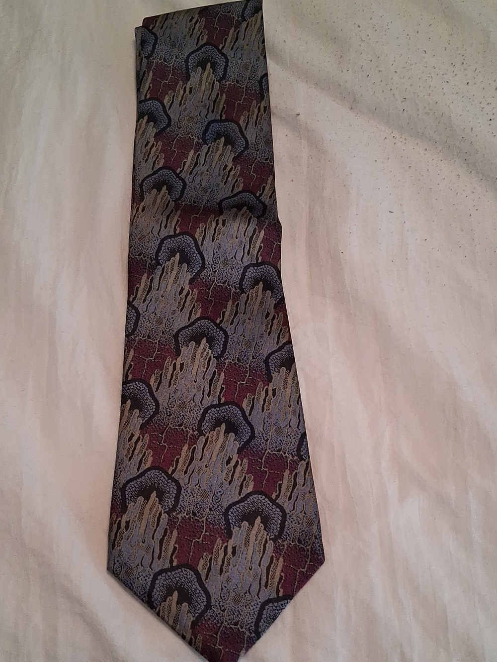 Vintage Kriziauomo Men's Burgundy Patterned Silk Tie with Blue Accents.